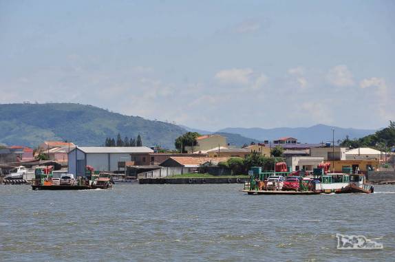 Balsa transporta carros entre Laguna e o Farol de Santa Marta, no sul de Santa Catarina